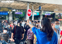 Mệt mỏi tìm lối ra ở sân bay Tân Sơn Nhất