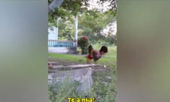 Bé gái ngã chỏng vó vì không nghe lời 