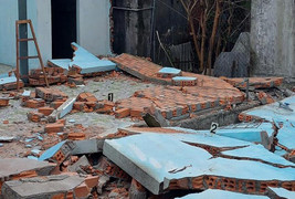 Sập tường nhà đang dỡ, 2 cha con tử nạn thương tâm