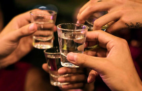 Gọi cảnh sát để thoát cảnh bạn ép uống rượu, người đàn ông bị tạm giữ