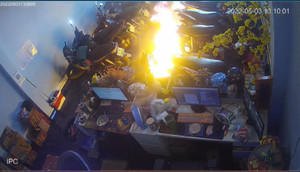 TP.HCM: Nam thanh niên tưới xăng đốt tiệm games, nhiều người hốt hoảng bỏ chạy