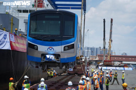 Ảnh: Cận cảnh 2 đoàn tàu cuối cùng tuyến Metro số 1 về đến TP.HCM