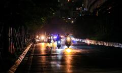 Ảnh: Tai nạn rình rập trên tuyến đường nghìn tỷ không một ánh đèn ở Thủ đô