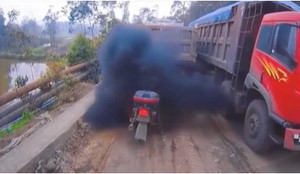 Thanh niên đen đủi 'ăn trọn' cả làn khói xe đen kịt