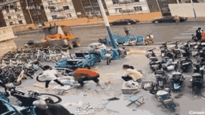 Video: Tài xế đạp nhầm chân ga, xe nâng lao qua đường 'dọn sạch' cửa hàng xe đạp