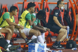 Bị thay sau khi đá 20 phút, Ronaldo của Indonesia cúi mặt khóc