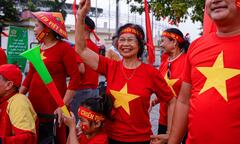 Cổ động viên khuấy động 'chảo lửa' Việt Trì trước giờ U23 Việt Nam xung trận
