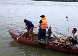 Tìm kiếm hai vợ chồng ngư dân bị chìm thuyền trên sông Kinh Thầy, Hải Dương