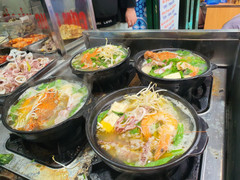 Bán hàng trăm suất ăn, quán mì niêu hải sản ở Hà Nội hốt bạc mỗi ngày