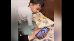 Đang ngủ say, bé trai bật dậy nhảy múa tưng bừng