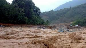 Video: Nước lũ cuồn cuộn ở Lạng Sơn