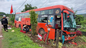 Tạm giữ tài xế chạy xe khách tông 3 người thương vong ở Đắk Nông