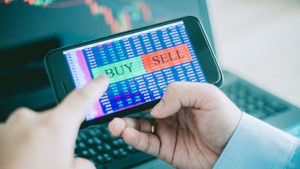 Những cổ phiếu ‘lạ’ tăng như diều gặp gió một thời giờ ra sao?