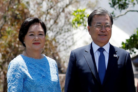 Cựu Tổng thống Hàn Quốc và vợ về quê làm nông