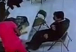 Con trai bắt nạt bạn học, mẹ lẻn vào trường tiếp tục tấn công nạn nhân