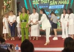 Clip 'dạy dỗ' cấp dưới bằng đòn roi trên sân khấu khiến dân mạng phẫn nộ