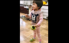 Bé gái đãng trí khóc tìm dép