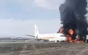 Máy bay bốc cháy ngùn ngụt trên đường băng, hành khách tháo chạy tán loạn