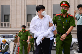 Ảnh: Cảnh sát dẫn giải cựu Thứ trưởng Y tế Trương Quốc Cường tới toà