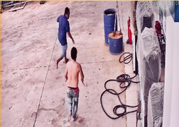 Gã đàn ông dùng kéo đâm gục nhân viên cây xăng ở TP.HCM