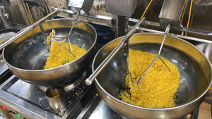 Rang cơm bằng máy, chủ quán rảnh tay đếm tiền trăm suất