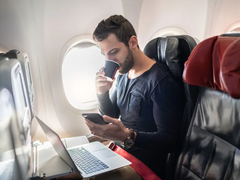 Vì sao khi máy bay cất, hạ cánh chúng ta phải tắt điện thoại?