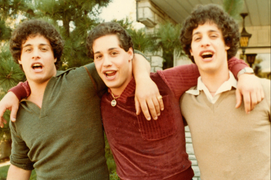 Anh em sinh 3 bị chia cắt từ nhỏ vô tình tìm thấy nhau, hé lộ bí mật đen tối