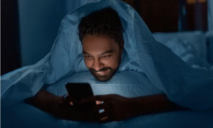 Cách xem điện thoại, tivi trước khi ngủ đúng đắn nhất để không gây hại sức khỏe