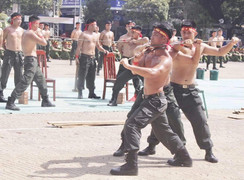 Ảnh: Mãn nhãn cảnh sát cơ động dùng cổ uốn cong thanh sắt, đi trên mảnh chai