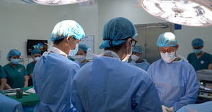 Xúc động phút cúi đầu của bác sĩ dành cho thanh niên 19 tuổi hiến tạng cứu người