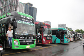 Giá xăng dầu cao ngất, doanh nghiệp vận tải đau đầu tính chuyện tăng giá vé