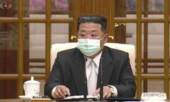 Ông Kim Jong-un lần đầu tiên đeo khẩu trang trên truyền hình