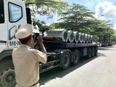 Chở cuộn thép chằng buộc qua loa, tài xế xe đầu kéo bị phạt 700.000 đồng