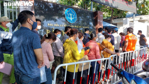 Xếp hàng dài chờ rút BHXH một lần ở TP.HCM