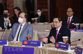 Thủ tướng cùng các Lãnh đạo ASEAN ăn trưa làm việc với Phó Tổng thống Hoa Kỳ