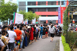 Nghìn người xếp hàng từ sáng sớm nhận vé miễn phí xem tuyển nữ Việt Nam