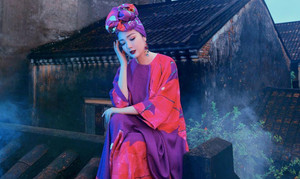 Phản cảm hình ảnh hoa hậu Giáng My ngồi trên nóc nhà cổ Hội An