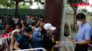 Video: Người dân xếp hàng rút bảo hiểm thất nghiệp từ mờ sáng