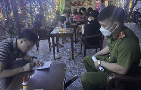 Bí ẩn bên trong quán karaoke ven quốc lộ ở Nghệ An