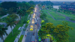 Ngắm xe hoa rước Phật trên đường phố Huế