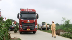 Video: CSGT ở Hà Nội xử lý xe tải 'thải bậy' ra đường