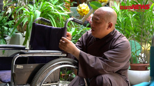 Video: Sư thầy phục chế hàng trăm xe lăn cho người khuyết tật