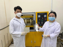 Sinh viên TP.HCM tái chế khẩu trang thành tấm nhựa