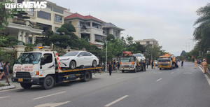 Công an tạm giữ 4 xe sang tại biệt thự của nguyên Chủ tịch TP Hạ Long