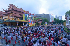 Trang nghiêm đại lễ Phật đản tại Việt Nam Quốc Tự