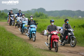 Ảnh: Người dân mang củi, lều ra bãi sông Hồng cắm trại ngày cuối tuần