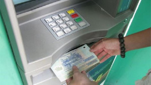 Công an Hà Nội tìm người bỏ quên 10 triệu đồng ở cây ATM