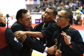 Thành viên đội Pencak Silat Indonesia suýt đánh nhau với trọng tài đồng hương