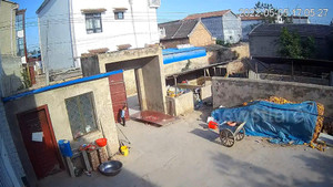 Video: Cửa sắt đổ sập đè lên người, hai bé gái may mắn thoát chết