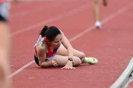 Video: Đinh Thị Bích bị đối thủ đẩy ngã sát vạch đích